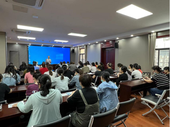 潤馨物業(yè)組織各駐點員工開展專業(yè)保潔技能培訓(xùn)