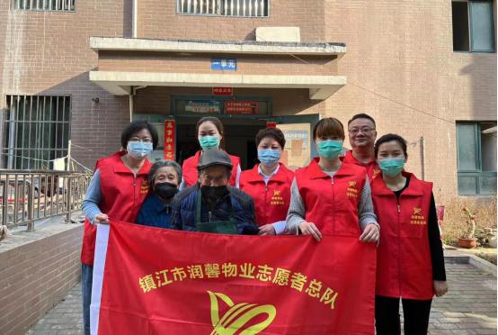慰問困難老人---潤(rùn)馨物業(yè)慈善志愿者總隊(duì)在行動(dòng)